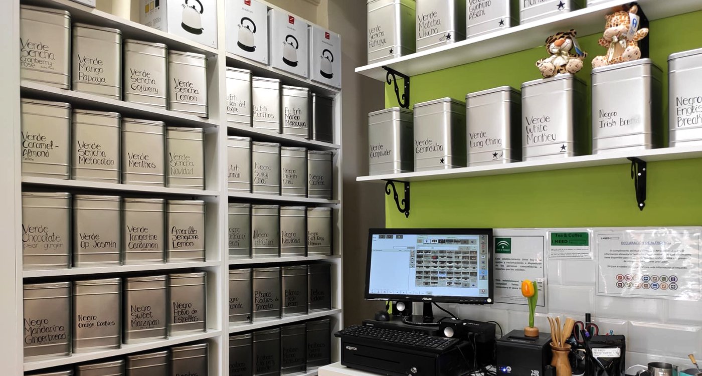 Botes de té en la tienda de Granada